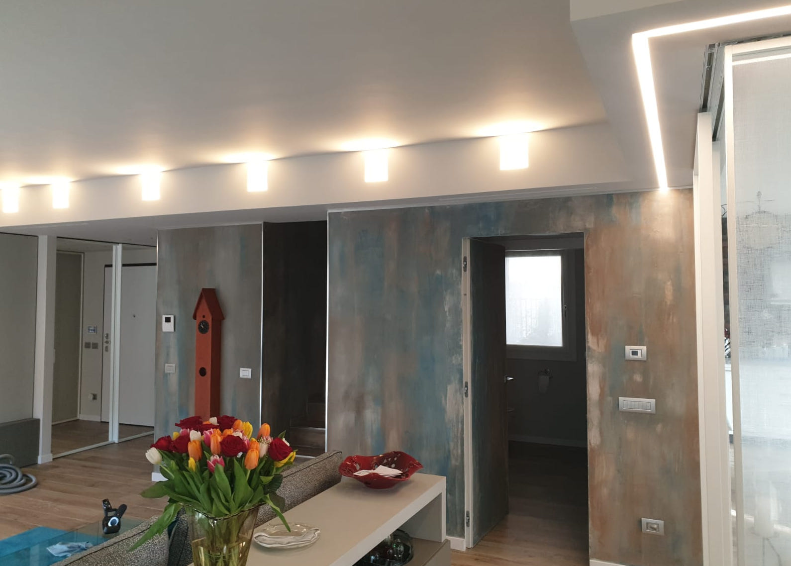 Cartongesso azzurro illuminato