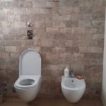 Bagno dettaglio parete pietra