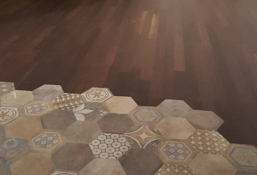 Pavimentazione Parquet listoni scuro SENZA PARETE